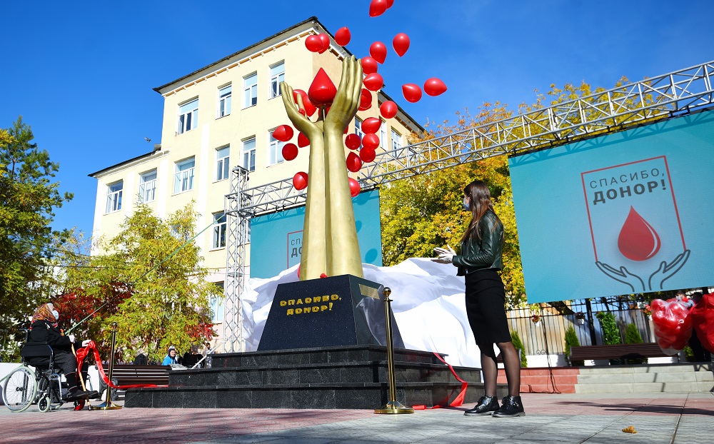 В Оренбурге открыт памятник почетным донорам крови
